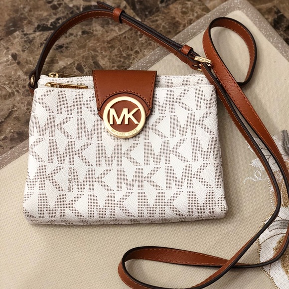 Michael Kors Handbags - Michael Kors Fulton Vanilla Large Crossbody Bag
